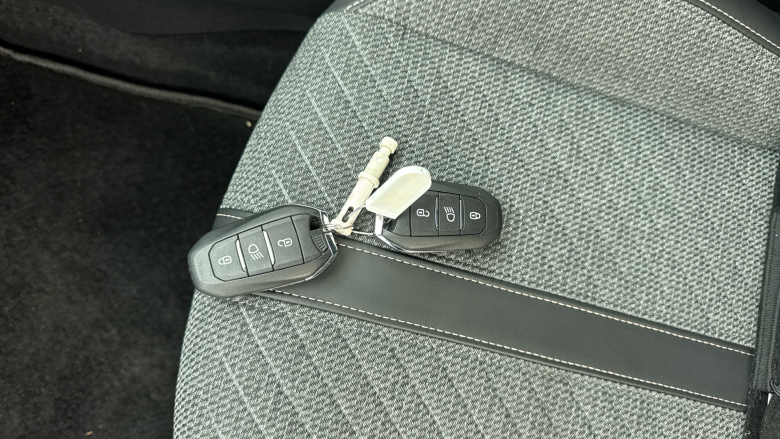 Peugeot 208 1.2 PureTech 100 Allure 5dr Petrol Hatchback